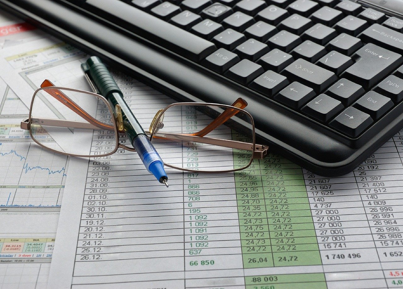 teclado y lentes de oficina.jpg